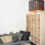 Designer Central Apartment With Terrace & Free Parking